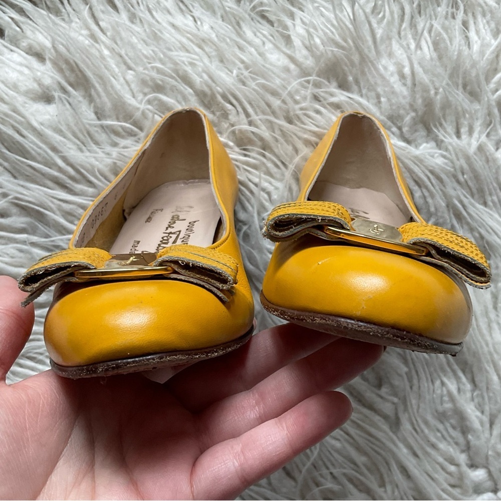 Salvatore Ferragamo Vara Yellow Leather Buckle Accent Low Heel Pumps Size 6B - Picture 4 of 12